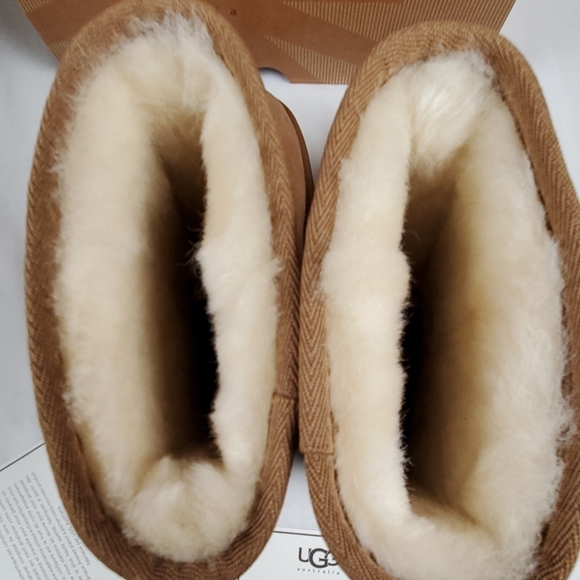 UGG - Picture 3 of 8